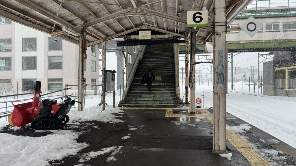 JR留萌井線｜深川站的留萌本線専用月台6號月台。 X@E7_681hakutaka