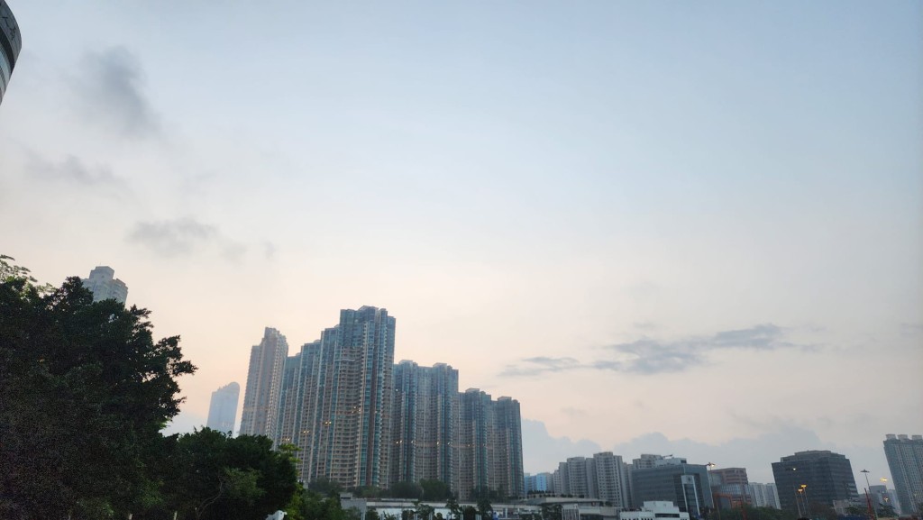 本港地區今日部分時間有陽光,初時沿岸有薄霧。黎志偉攝 本港地區今日部分時間有陽光,初時沿岸有薄霧。黎志偉攝