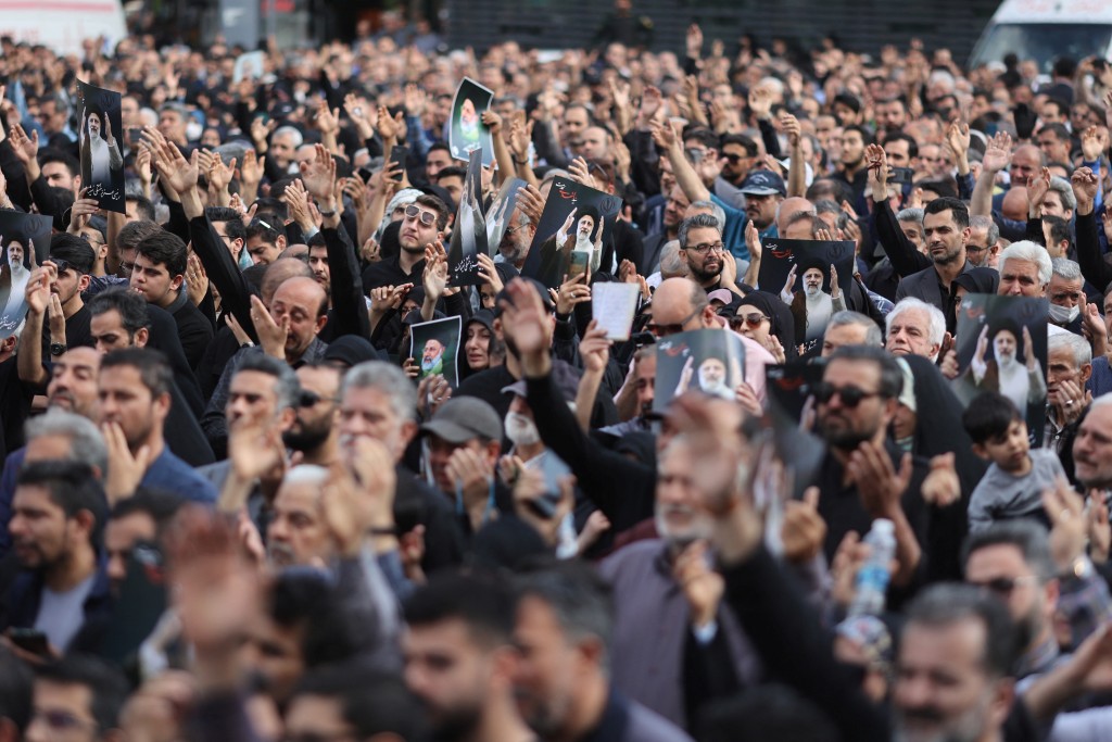 德黑兰市中心有大批民众集会悼念莱希。路透社
