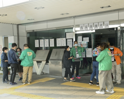 疫苗接種中心今日宣布暫停為市民接種復必泰疫苗。資料圖片