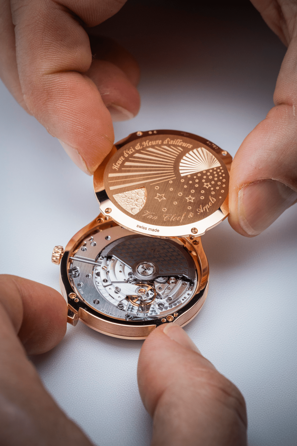 Van Cleef & Arpels Midnight Heure d'ici & Heure d'ailleurs搭載自動上鏈機械機芯。 Van Cleef & Arpels Midnight Heure d'ici & Heure d'ailleurs搭載自動上鏈機械機芯。