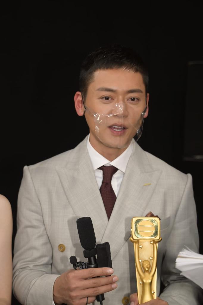 張振朗多謝《反黑路人甲》團隊造就出一套成功的劇集，使他奪得「最受歡迎電視男角色」。