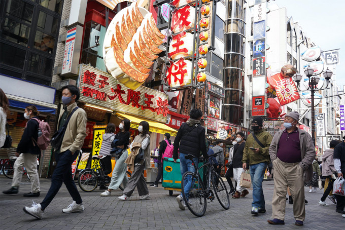 有日本人呻「薪水已經10年沒有漲了」，受近年食品價格上漲影響，更只好在折扣超市購物、自備午餐上班及減少出外用餐。