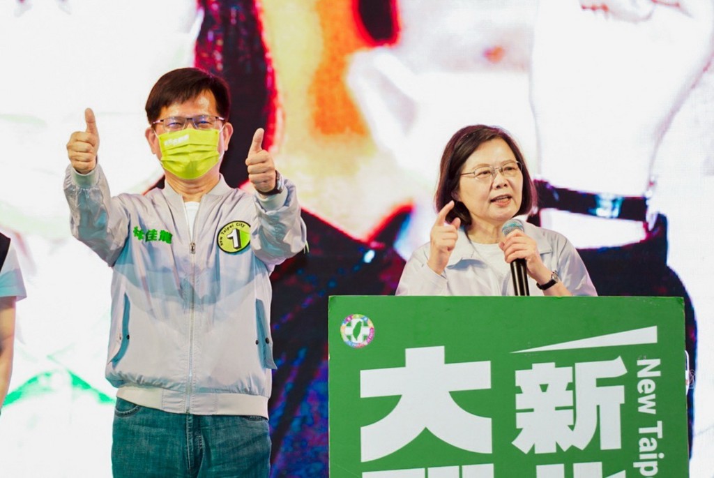 蔡英文为民进党新北市长候选人林佳龙（左）站台。