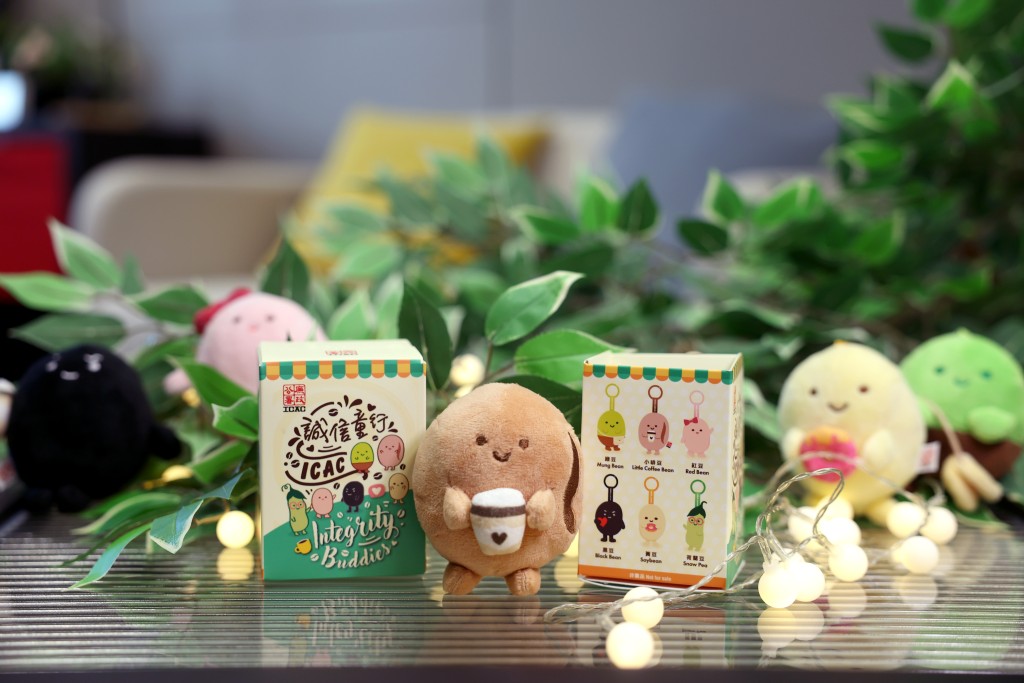 廉署今次活動亦跟上潮流，送出全新設計的「誠信『童』行」豆豆系列盲盒公仔。ICAC圖片