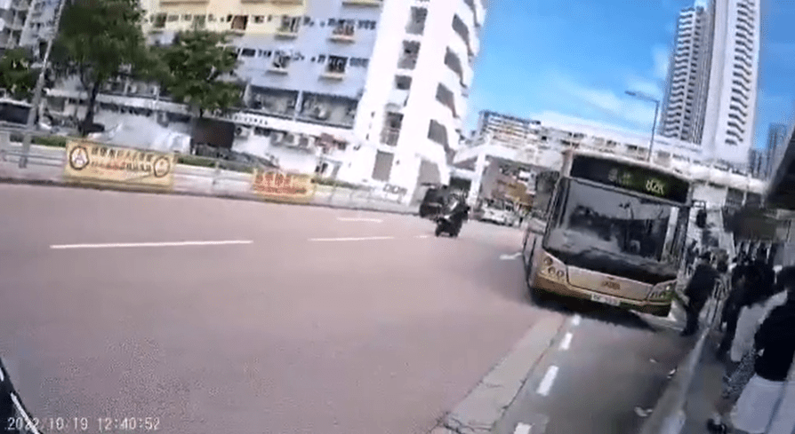 影片显示外送员离开电单车的时间为52秒。撷取自香港铁骑馆IG
