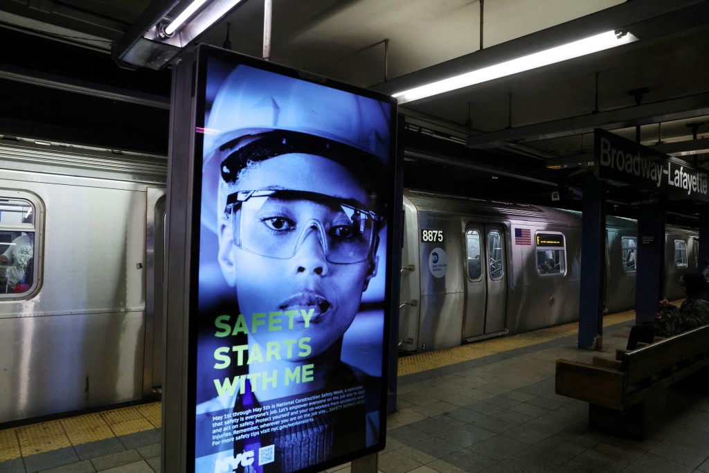 纽约市居民再次争论地下铁犯罪问题。路透