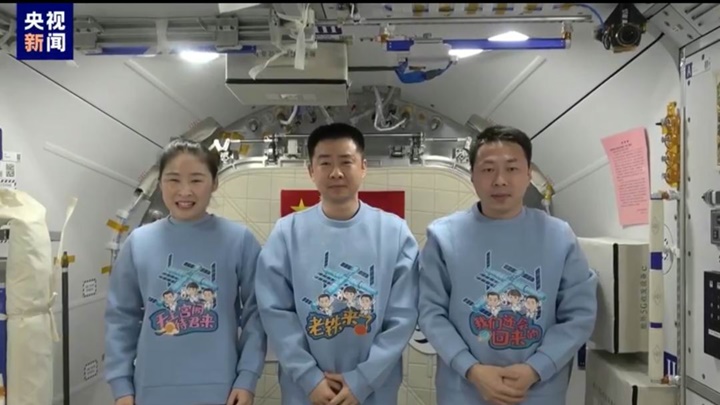 神舟十四號3名太空人穿上特別準備的衛衣,歡迎神十五三子。央視截圖