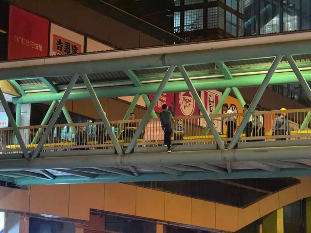 今日（28日）早上近6时，一名男子在深水埗钦州街西九龙中心通往基隆街的行人天桥上，跨出栏杆企跳。网上图片