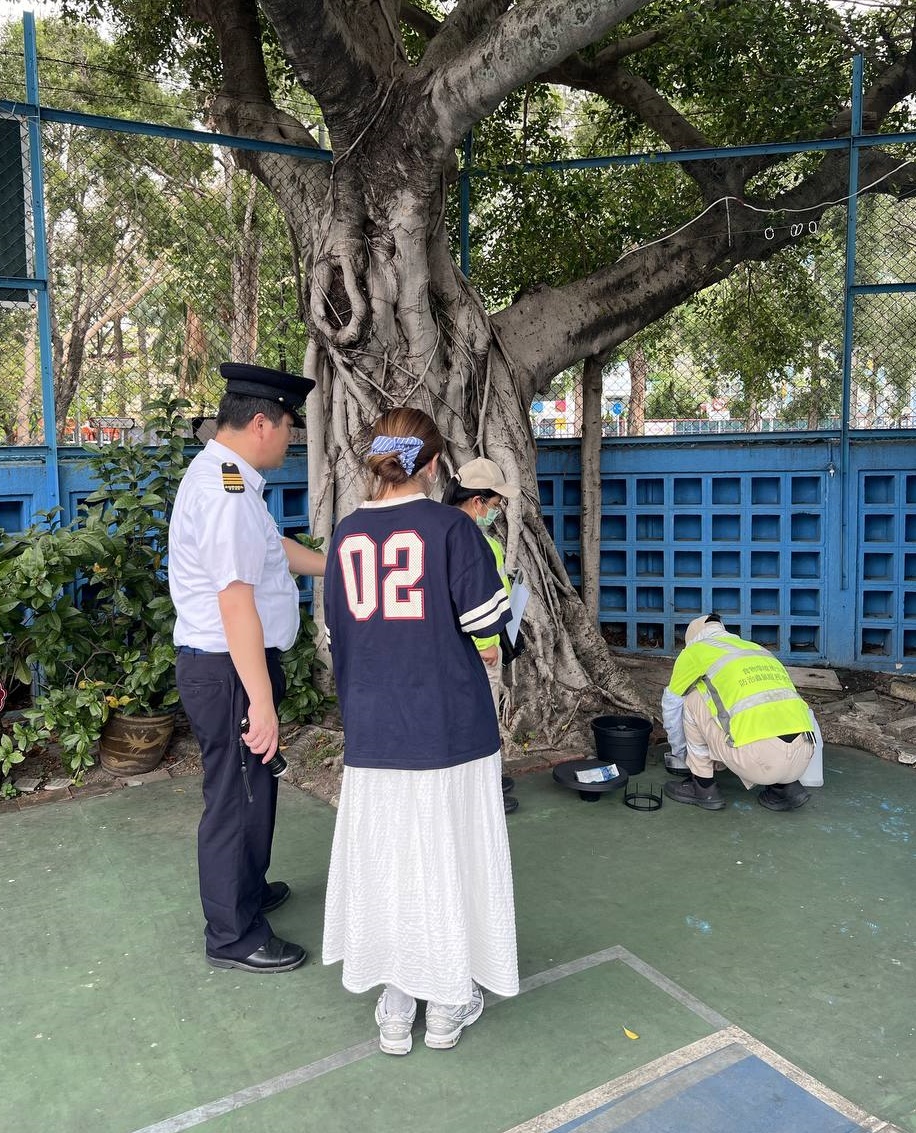 食環署人員在北區上水一學校設置新型捕蚊器，並向校方提供相關技術支援和防治蚊患建議。政府新聞處