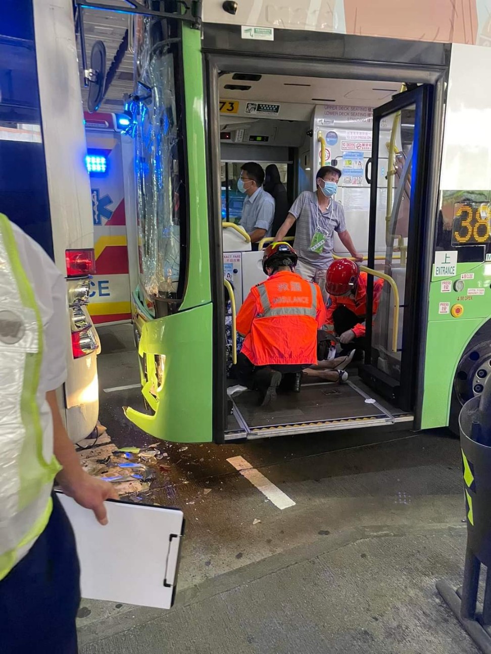 救護員上巴士為傷者包紥。fb 東涌friend club Debby Ming