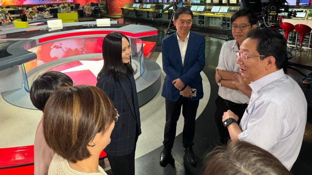 上海廣播電視台副台長袁雷（右一）向副廣播處長衛懿欣（左三）及中國廣播電視香港記者站站長王喜凱（右三）介紹最新廣播設施。