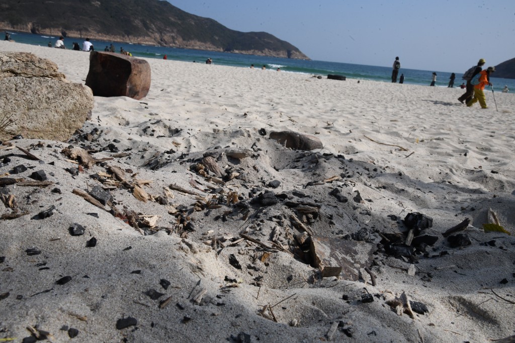 沙灘上有多個「生火」、「燒地」痕跡。
