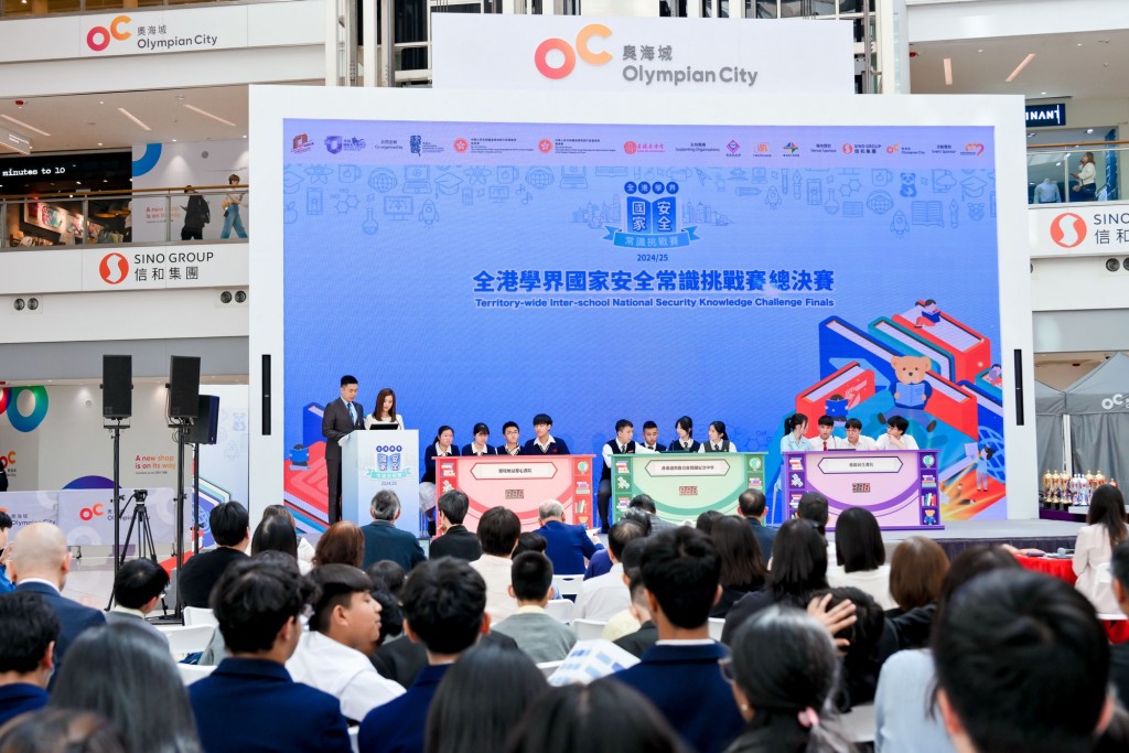 同學於比賽中參與搶答環節,戰況十分激烈。 同學於比賽中參與搶答環節,戰況十分激烈。