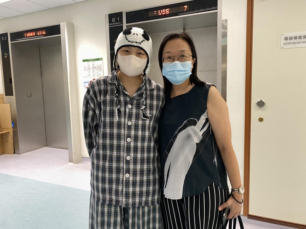 患淋巴癌的黄莛恩（Sasha）为香港树仁大学毕业生，该校协理副校长（学生事务）叶秀燕（右）代表校方前往医院探望Sasha，为她打气。 （图片：香港树仁大学新闻与传播学系）