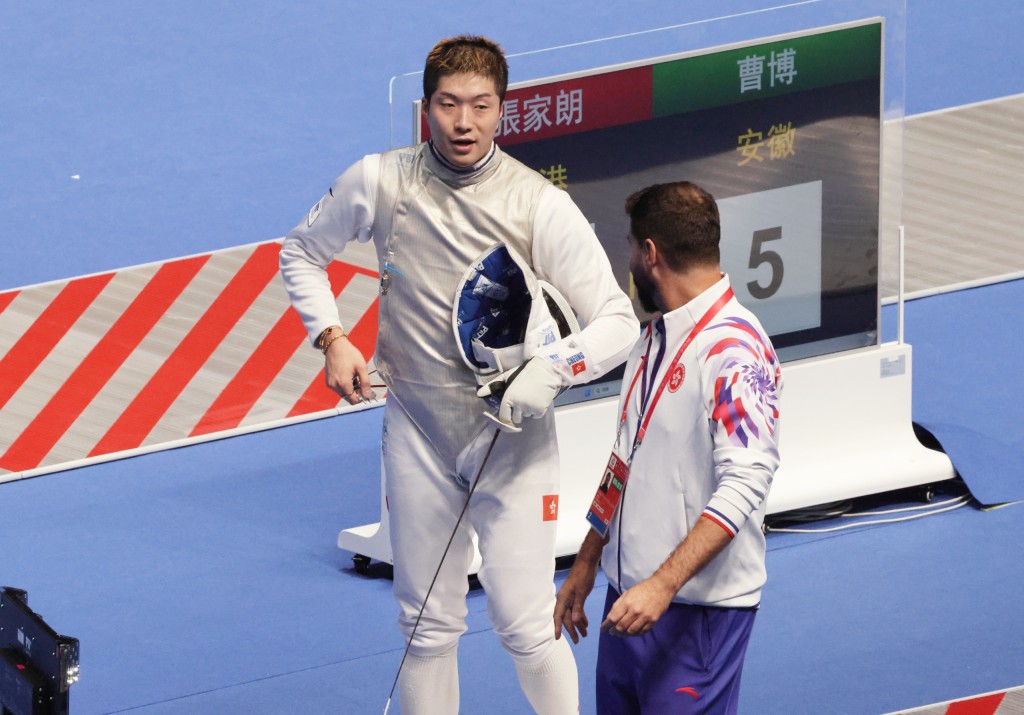 張家朗晉級男子花劍32強淘汰安徽曹博。徐嘉華攝 張家朗晉級男子花劍32強淘汰安徽曹博。徐嘉華攝