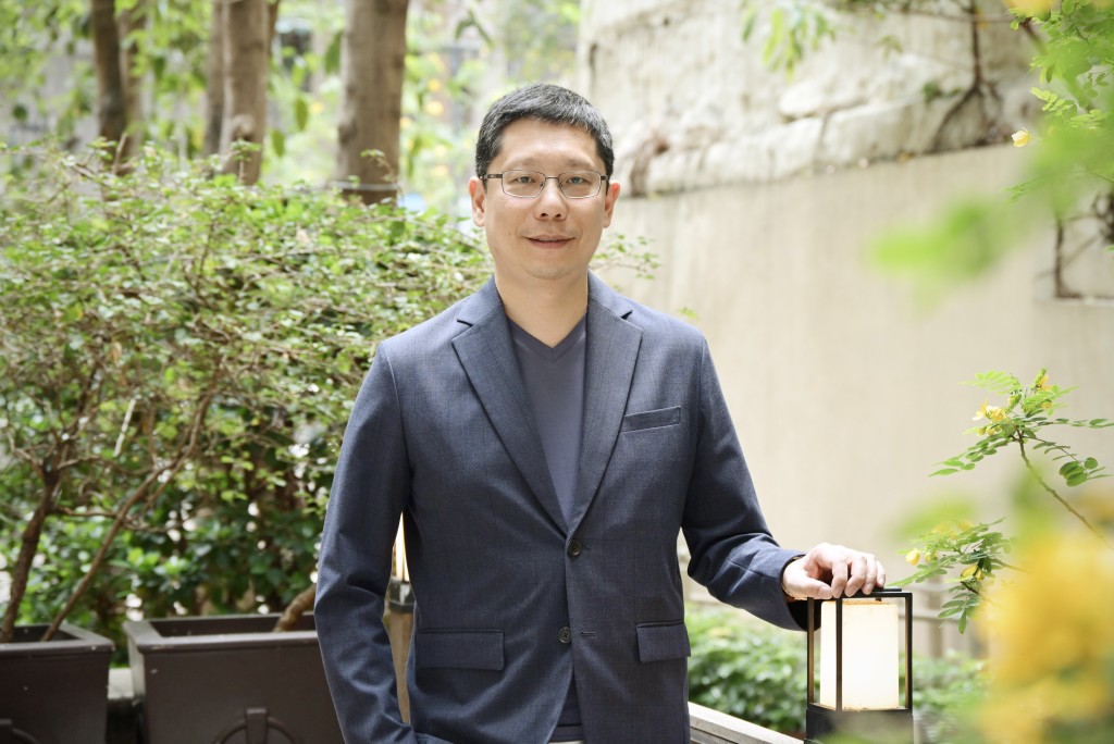 他建議可仿效外地，以「表現良好的狗（well-behaved dog）」為標準，由狗主評估寵物適應性。