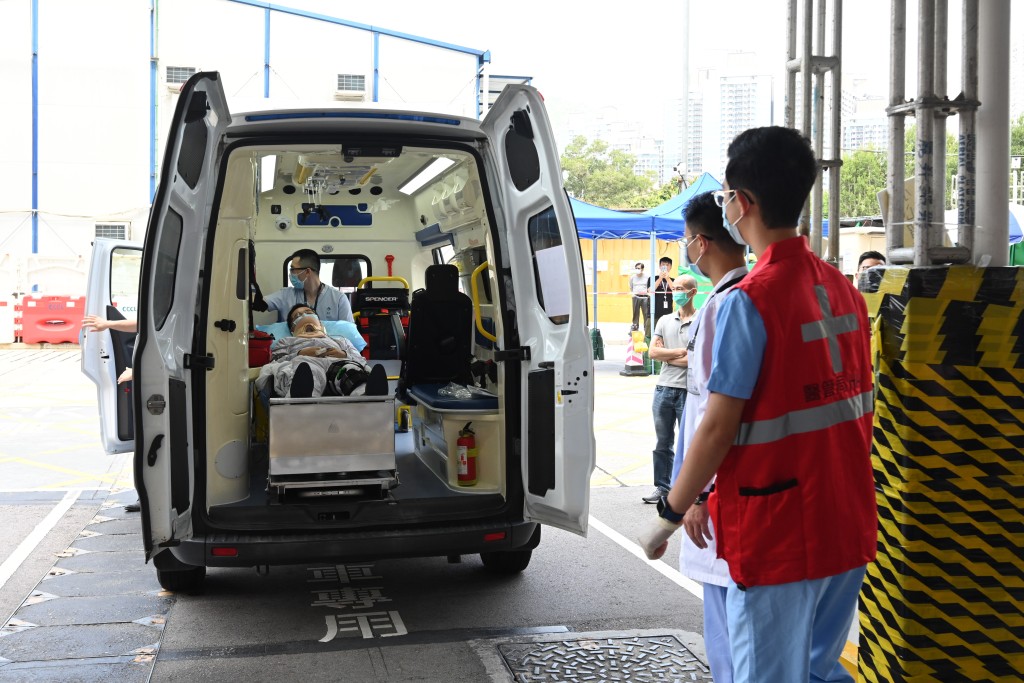 屯门医院的医护人员模拟接收由香港大学深圳医院转送过来的病人。政府新闻处图片