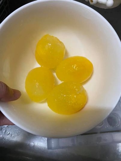 整個雞蛋被凍結得黃燦燦的。FB圖