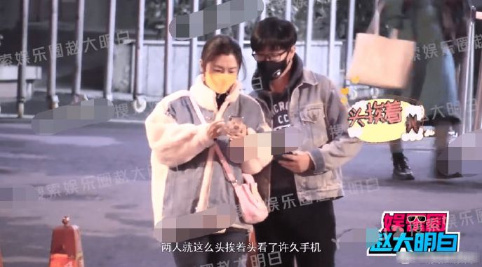 Selina在上海街頭得被拍得與男友拍拖。