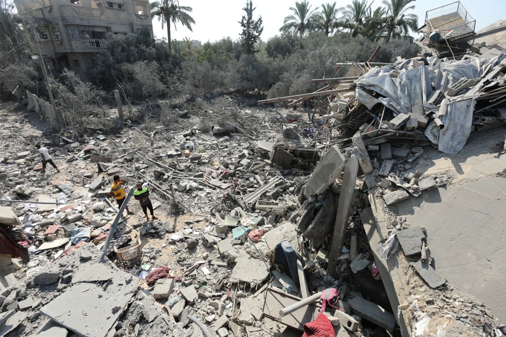 加沙中部亦遭以军空袭，造成60名巴人丧生，数十人受伤。路透社