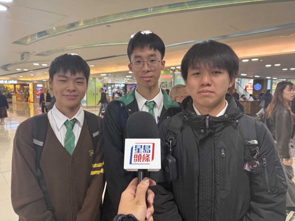 鄭同學(右)對戲院結業感到很可惜。 鄭同學(右)對戲院結業感到很可惜。