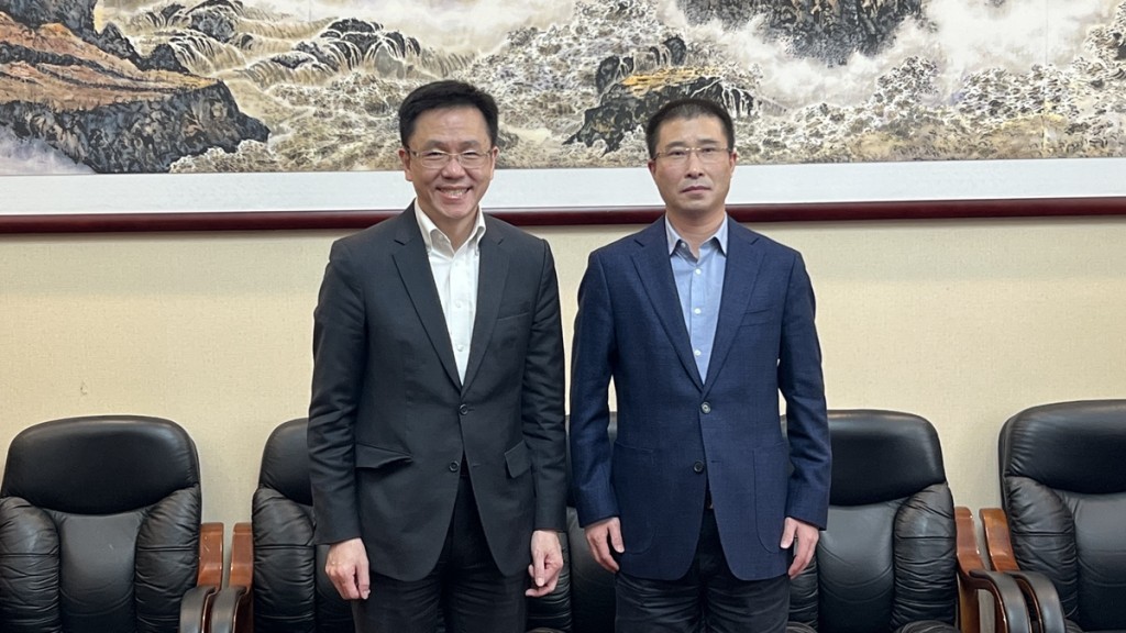 孫東(左)拜會科技部副部長張廣軍(右)。政府新聞處圖片