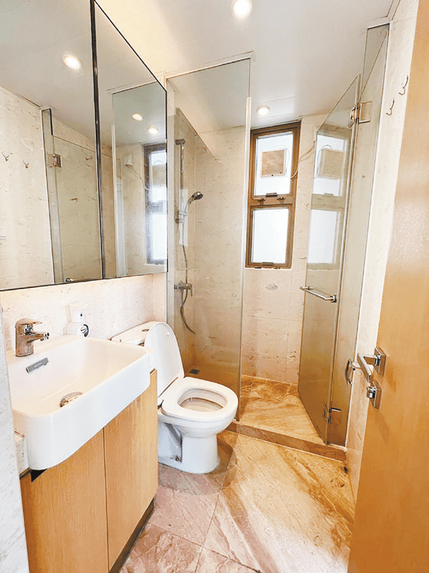 浴室装潢简洁亮丽，大理石纹地砖方便清洁。