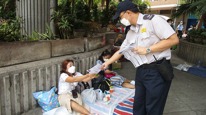 食環署聯同多個政府部門在外傭慣常聚集的公眾地方,進行跨部門聯合行動。政府新聞處圖片
