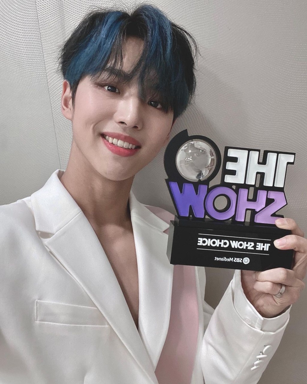 成员洪硕与奖座合照。