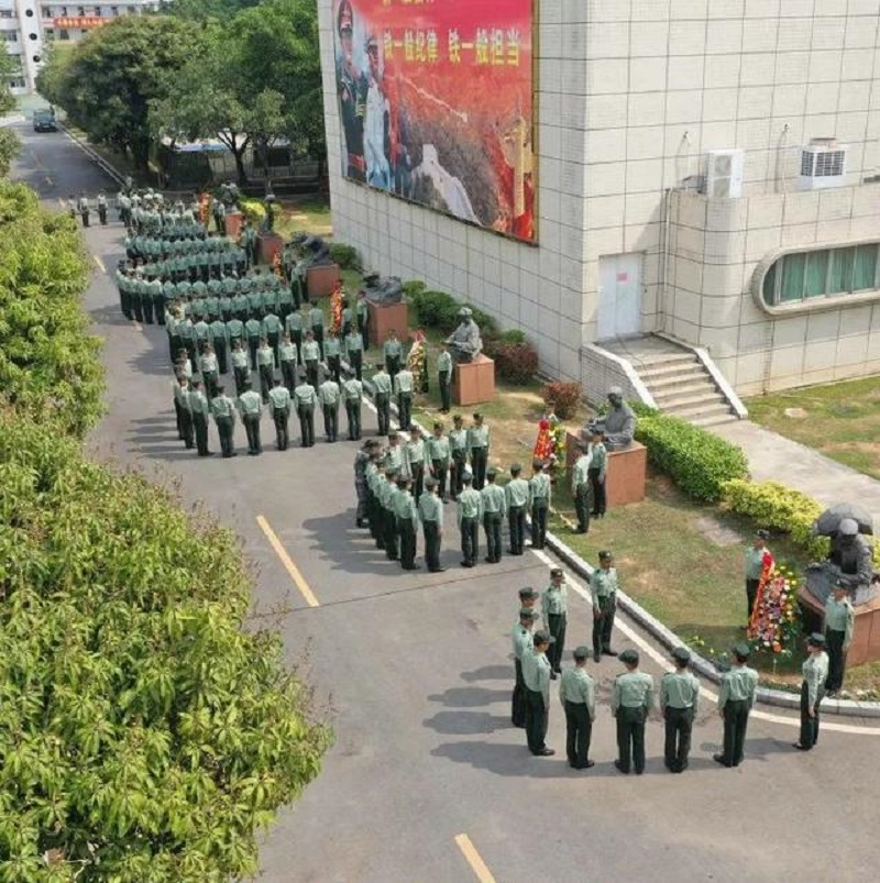 駐港部隊官兵敬獻花籃。駐港部隊圖片