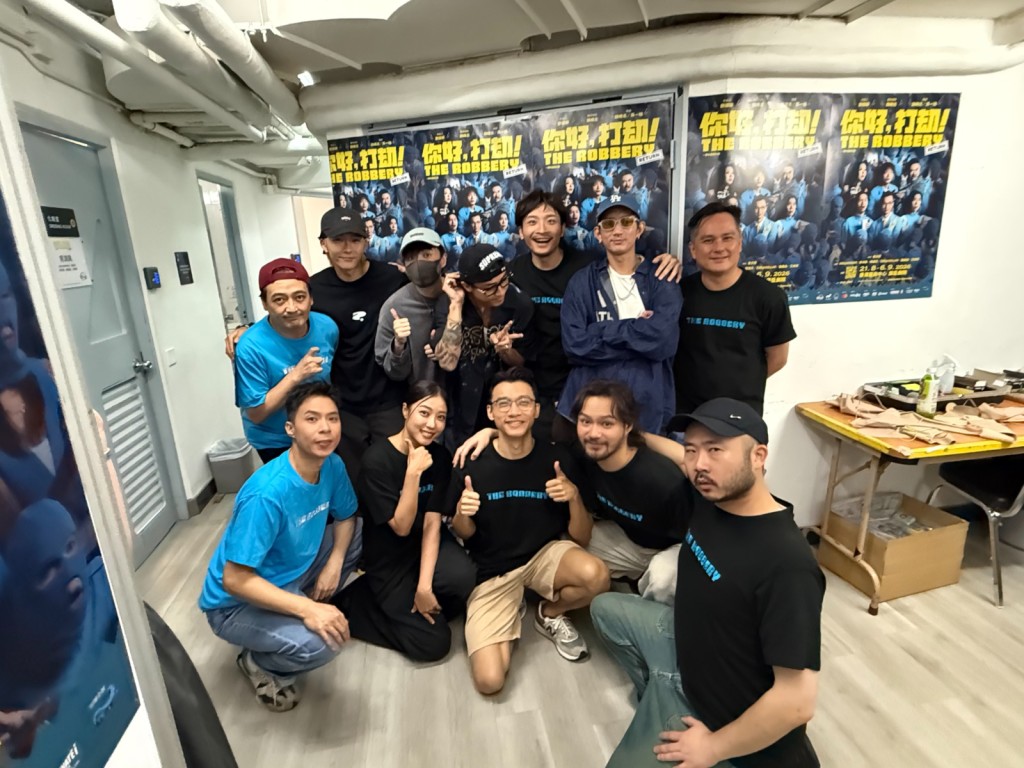 MIRROR(Lokman、Anson Kong、Alton、Frankie)在後台同一眾演員合照。 MIRROR(Lokman、Anson Kong、Alton、Frankie)在後台同一眾演員合照。