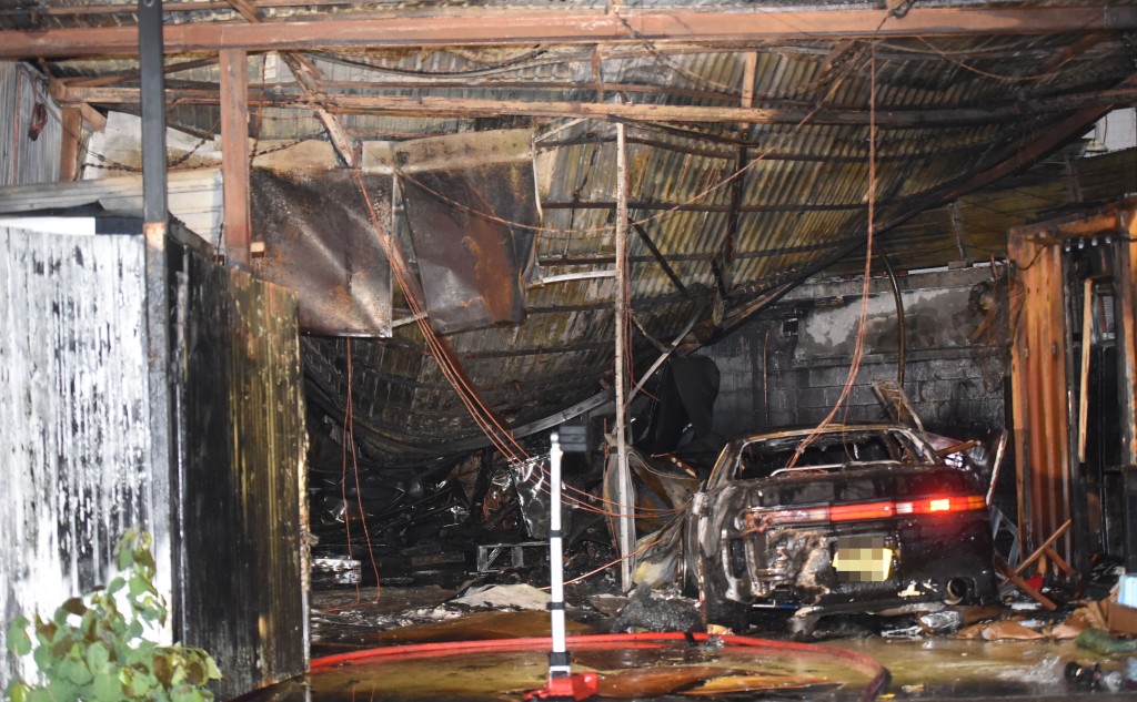 車房有私家車遭嚴重焚毀。