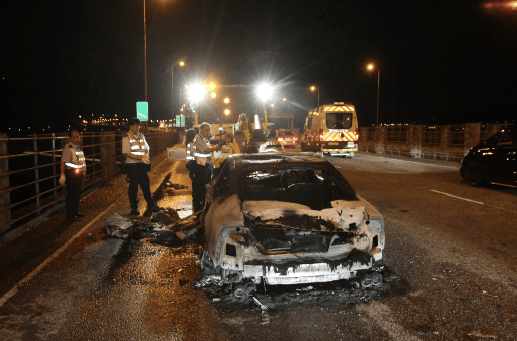 警員召來拖車,把車拖走。 警員召來拖車,把車拖走。