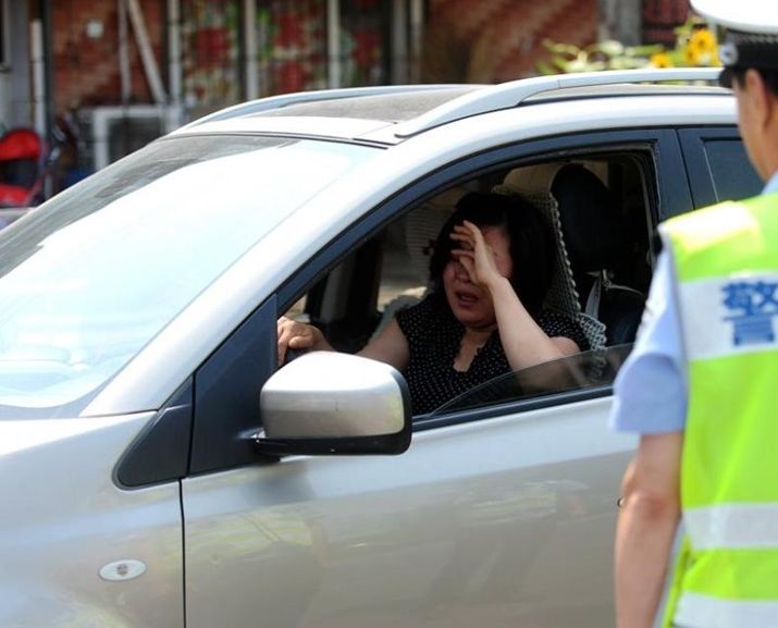 女司機拒下車。