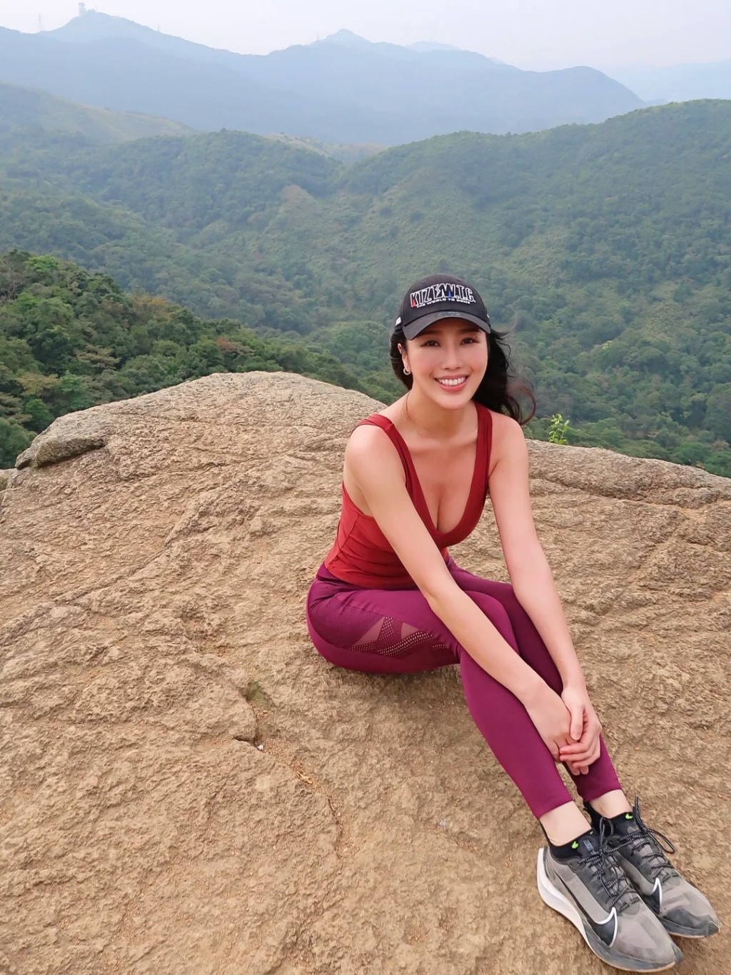 崔碧珈席地而坐,貼身深紫色瑜珈褲完美勾勒出筆直長腿與誘人S形曲線。 崔碧珈席地而坐,貼身深紫色瑜珈褲完美勾勒出筆直長腿與誘人S形曲線。