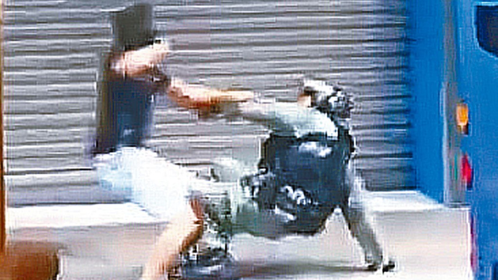 被告當日圖搶警槍。 資料圖片