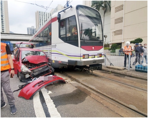 私家車車頭損毀嚴重。