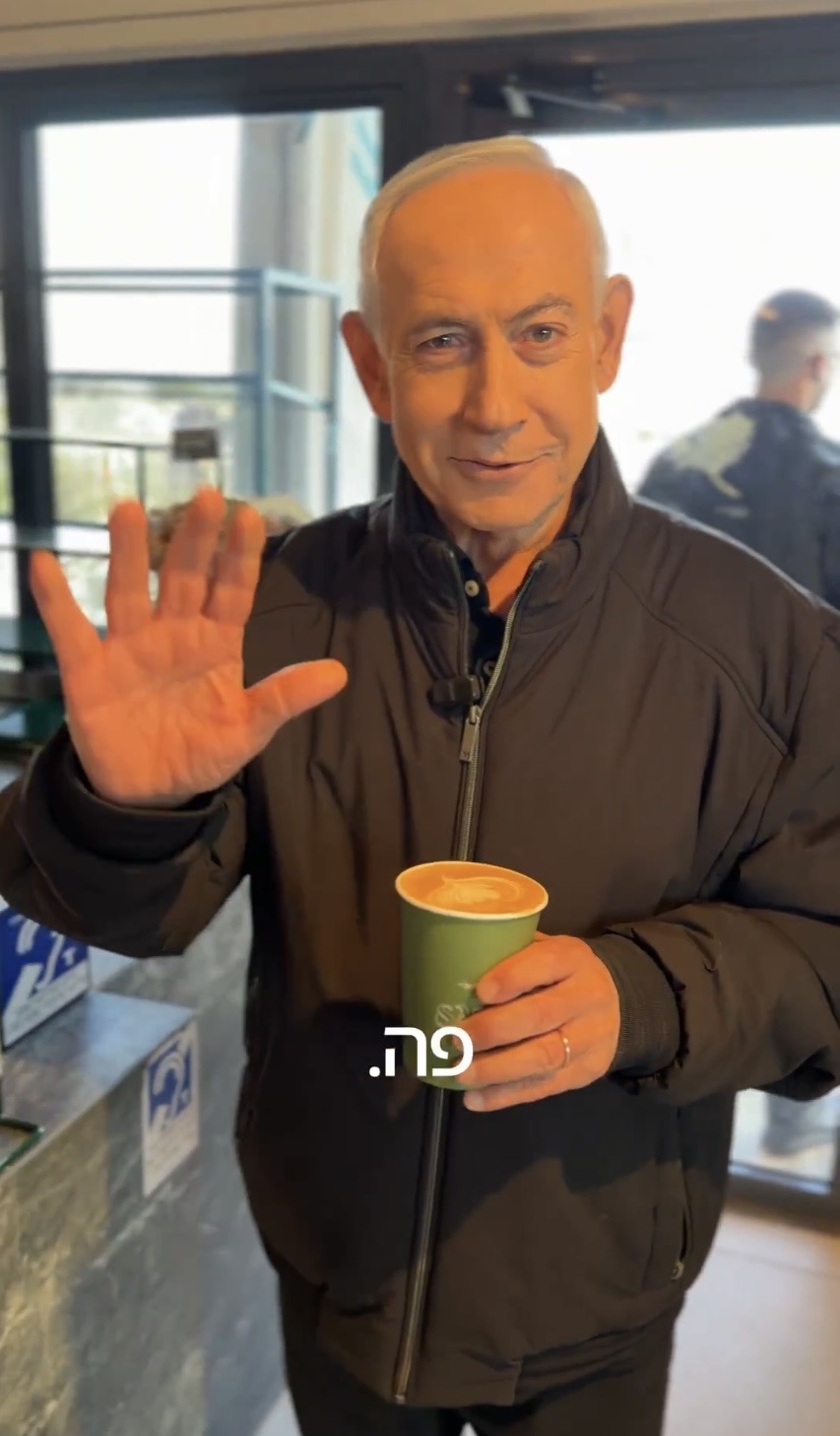 內塔尼亞胡特地展示右手手掌,叫網民自己數「5隻」手指。 X@netanyahu 內塔尼亞胡特地展示右手手掌,叫網民自己數「5隻」手指。 X@netanyahu