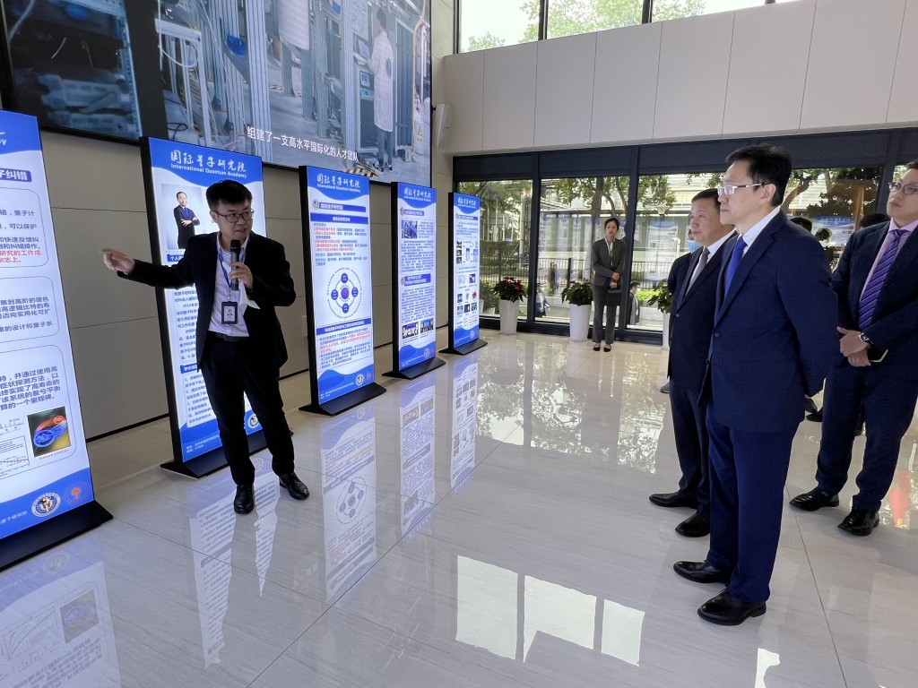 孫東參觀深圳國際量子研究院，聽取人員介紹研究院的運作和科研成果。