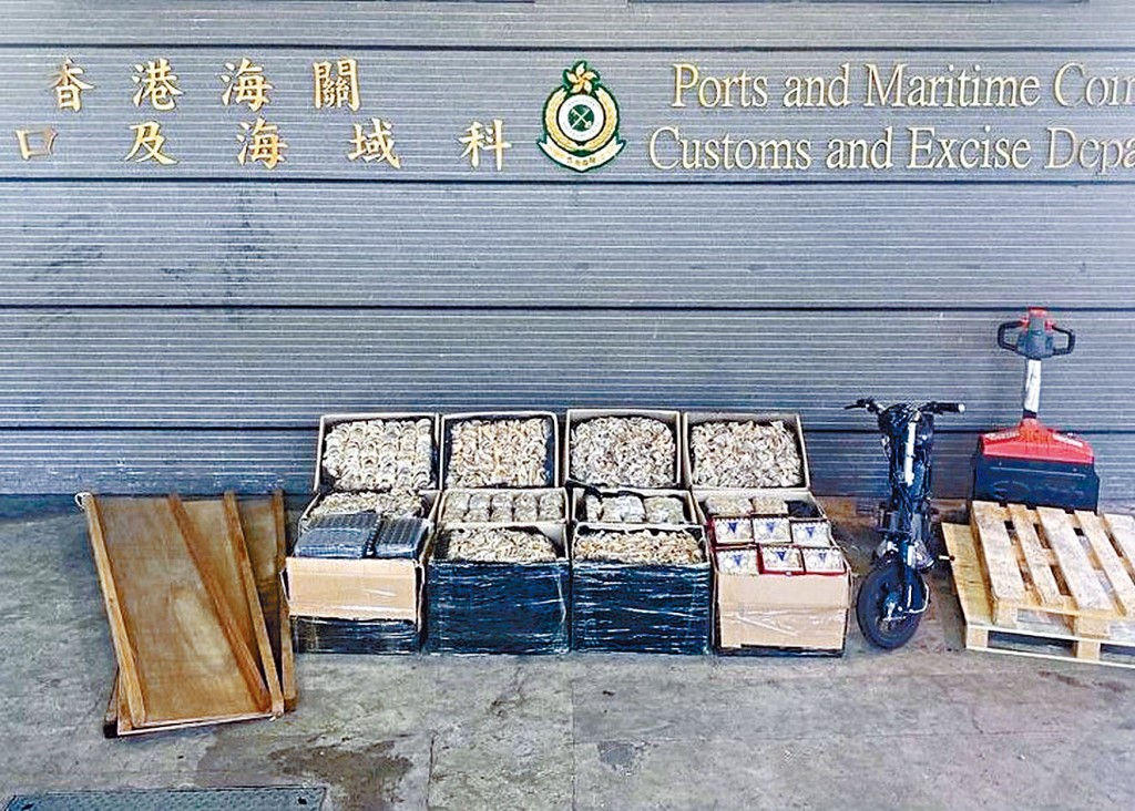 ■私梟利用電動單車搬運走私貨物。