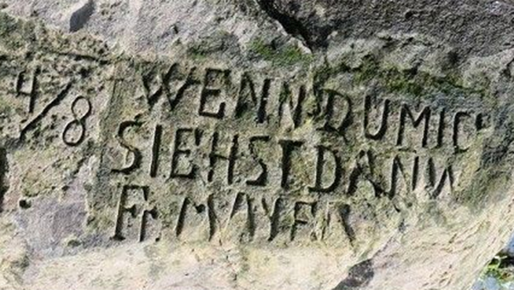 石頭上刻著德文警告歉收和饑荒的話。網圖