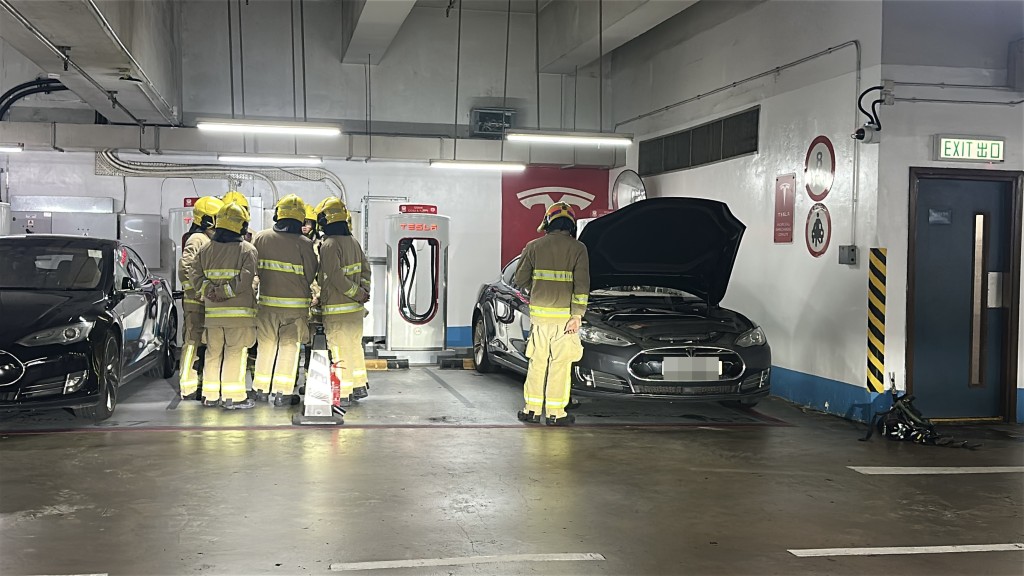 Tesla冒煙，由消防員撲熄。
