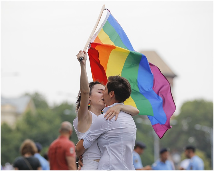 遊行人士揮舞彩虹旗。AP 