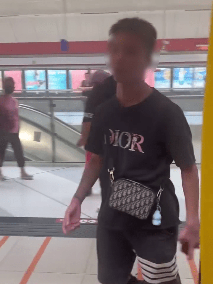 該名男子身穿印有「DIOR」字眼的黑色T恤。Threads 該名男子身穿印有「DIOR」字眼的黑色T恤。Threads