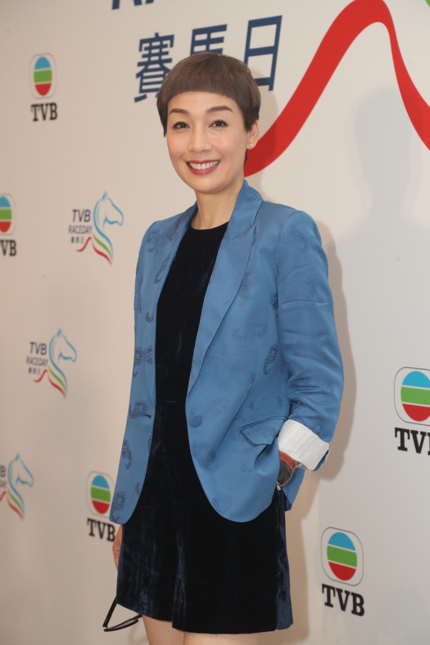 視后江美儀出席《TVB賽馬日》。