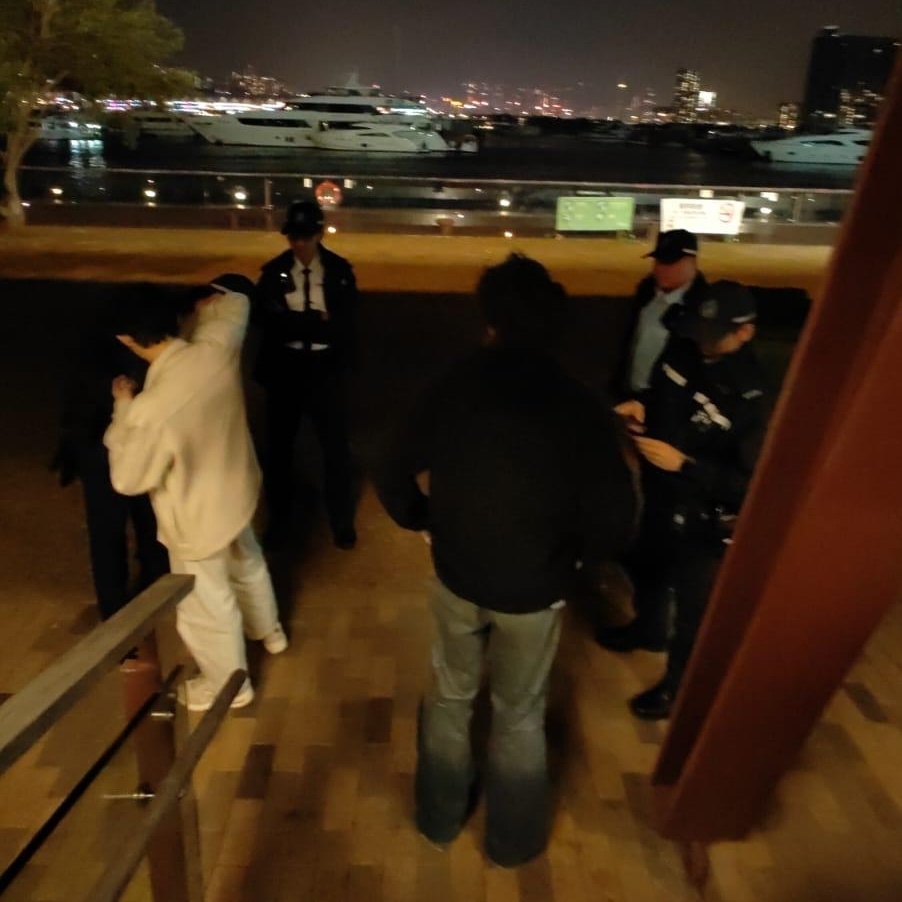 警員截查場內人士。