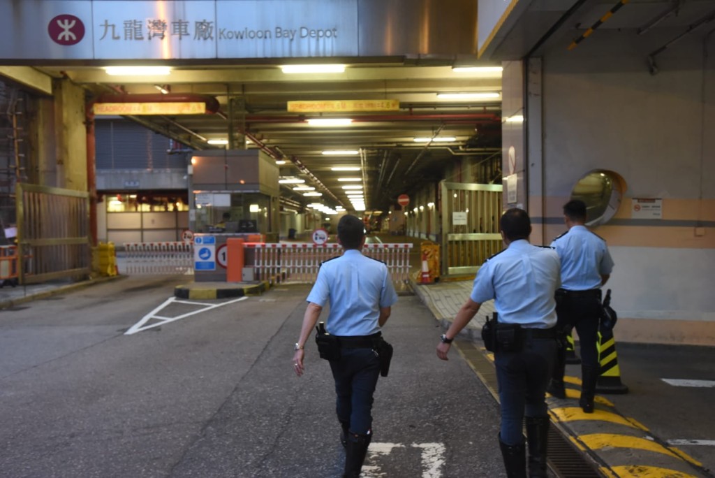 消防及警員到九龍灣車廠調查