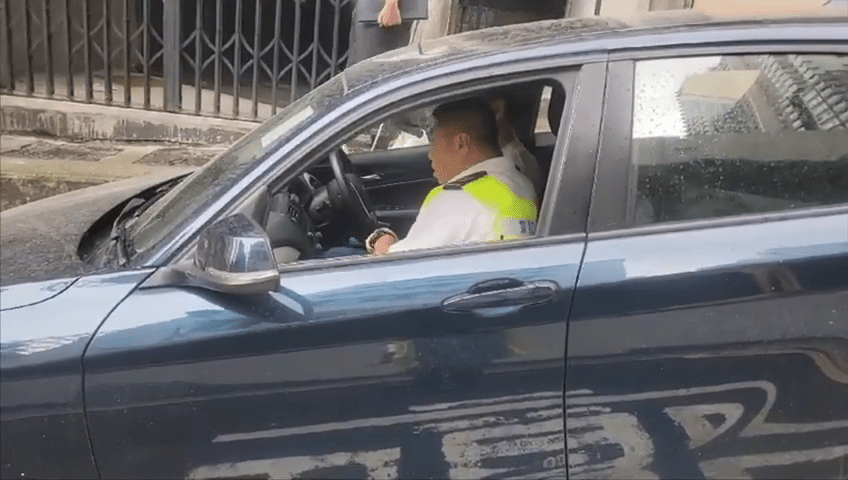 警员登上受影响私家车引导司机离开。警方FB