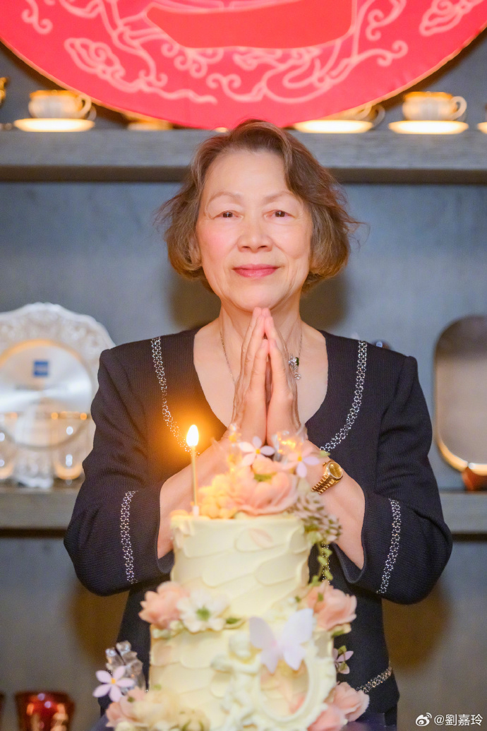 劉嘉玲又為母親王馥梅慶祝78歲生日。